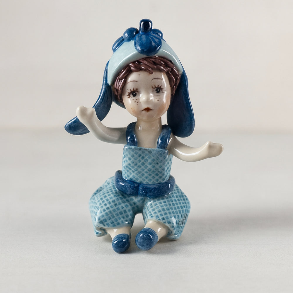 Bimbo Zampiva con maschera orsetto in ceramica artistica H 10 cm