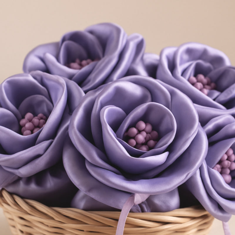Bomboniera elegante a forma di fiore in raso lucido