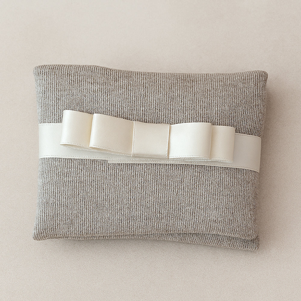 Bustina in cotone grigio con fascia e fiocco raso avorio
