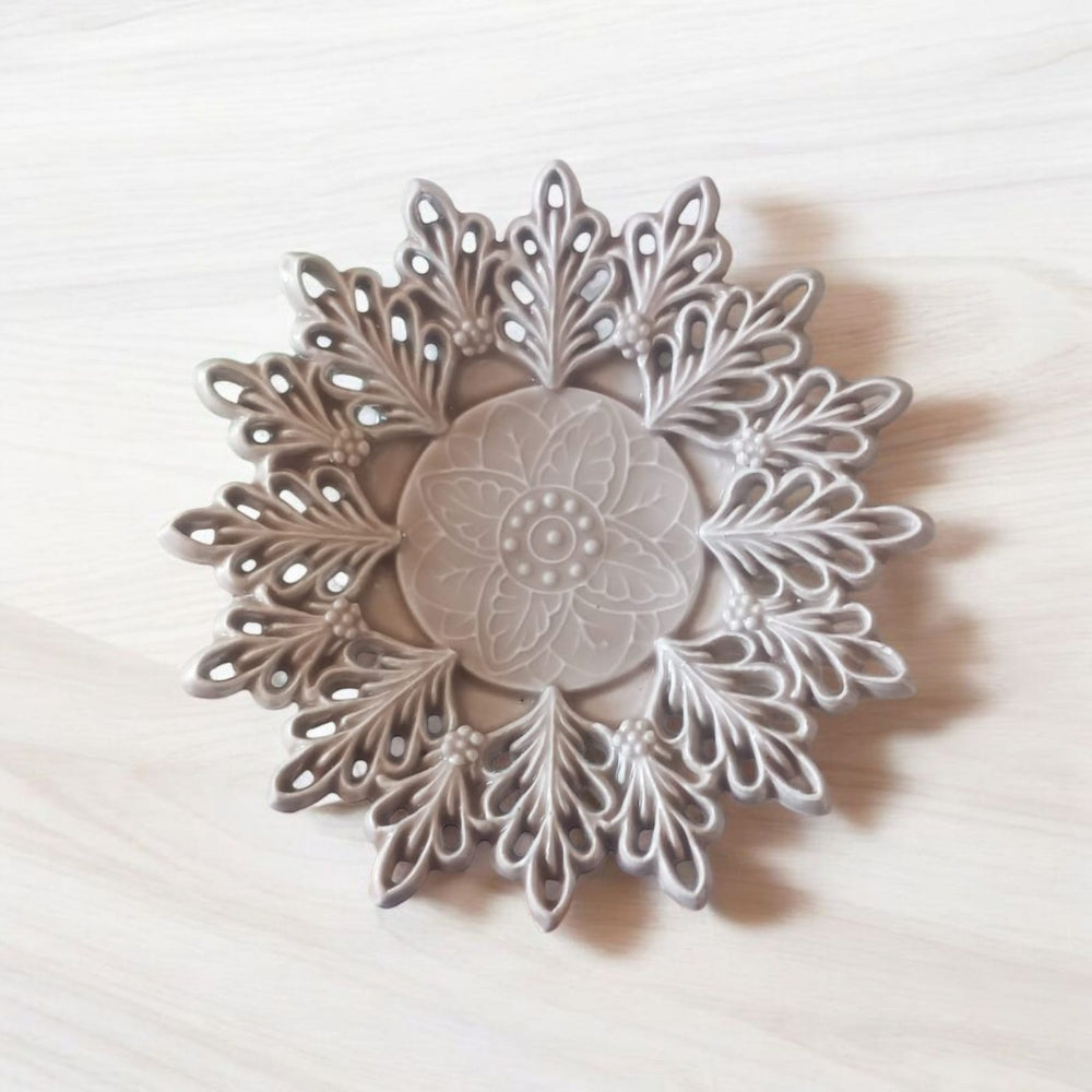 Centro in ceramica tortora intagliata Ø 15 cm H 3,5 decorativo artigianale