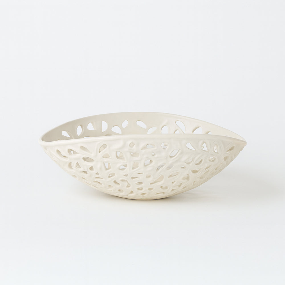 Centrotavola traforato in ceramica bianca Arte di Nacchi KF-77 30×20×10,5 cm