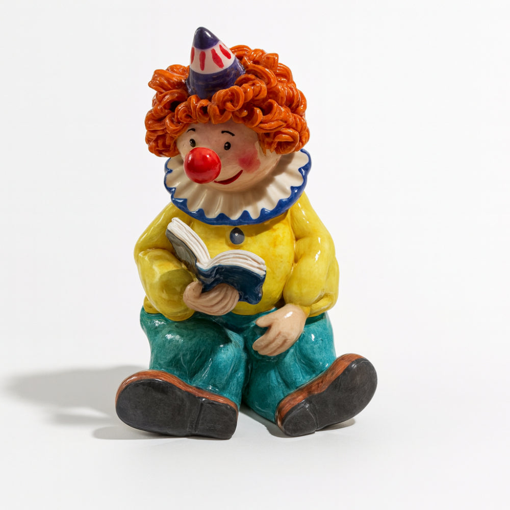 Clown con Libro Arthesiana in Ceramica Dipinta a Mano 18x11x13 cm