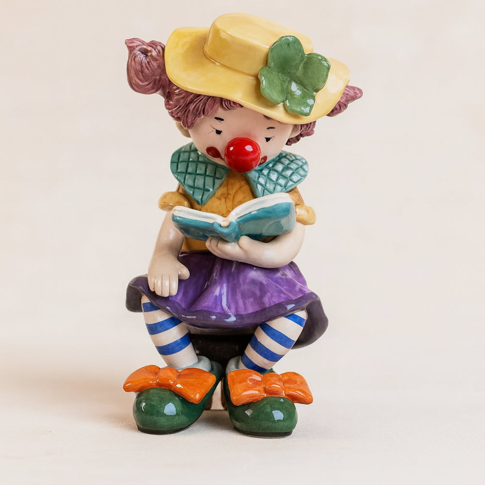 Clown con Libro Arthesiana in Ceramica Dipinta a Mano 18x11x13 cm