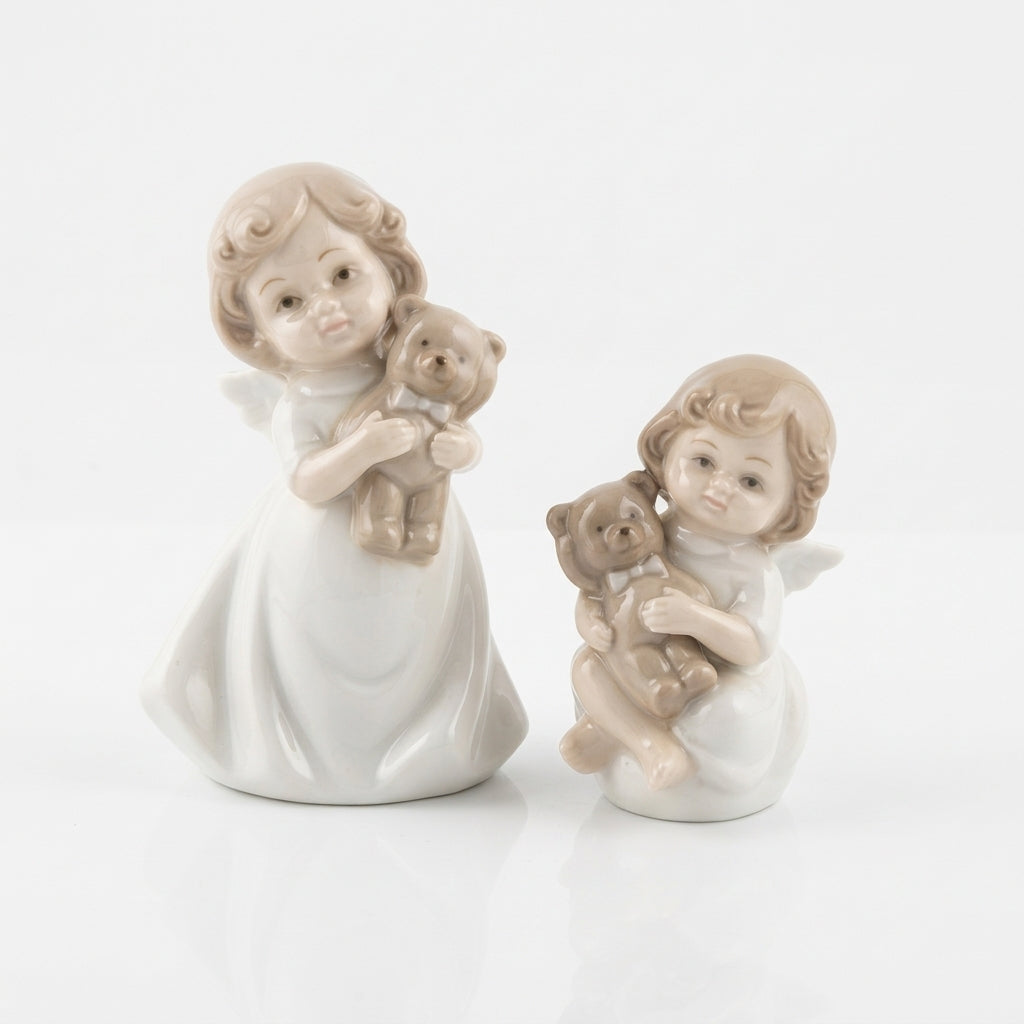 Coppia angeli con orsetto in porcellana bianca e tortora H 10/8 cm