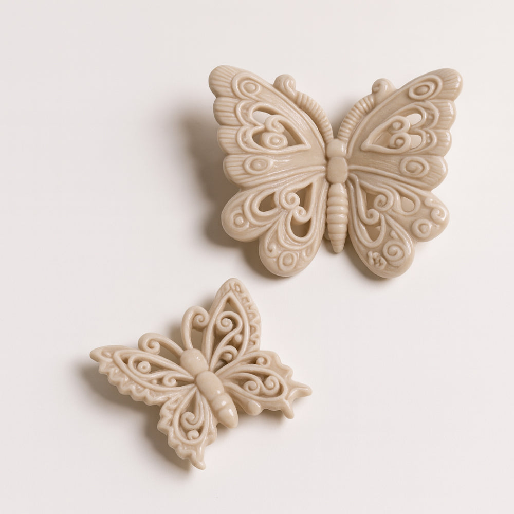 Coppia farfalle ceramica traforata Rosa Ceramiche grigio tortora 13x10 cm e 8x8 cm decorazione parete