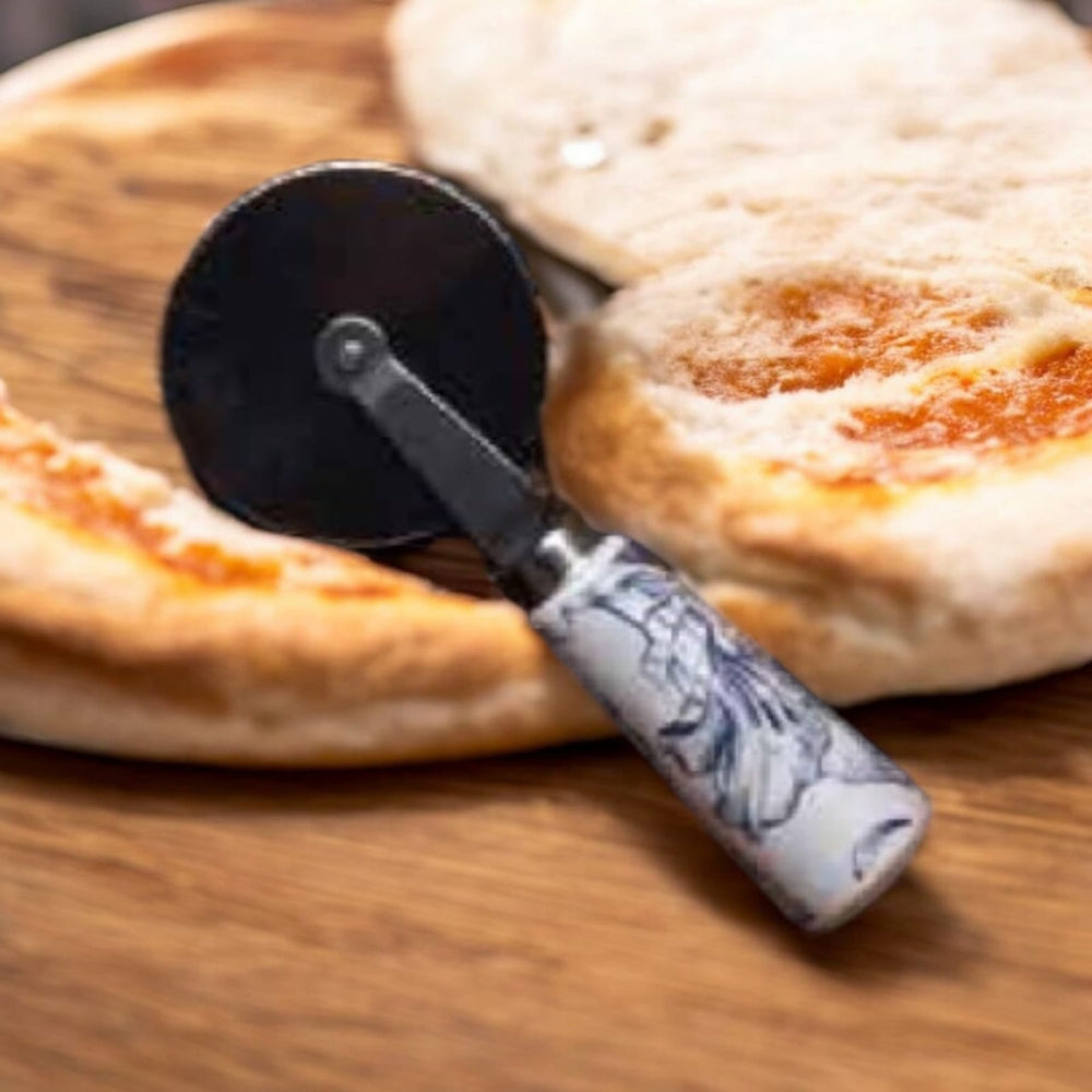 Cuorematto Tagliapizza Acciaio e Porcellana decoro Maioliche cm 16 D9050