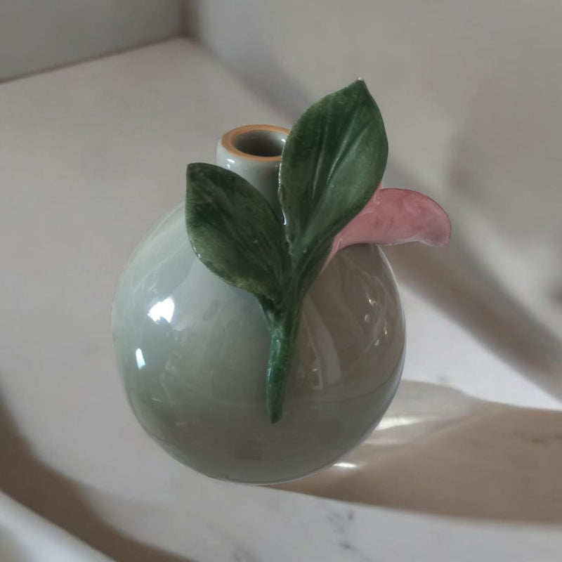 Dea – Vaso Capodimonte H.16x12 cm Verde Salvia con Calla Verde Cipria