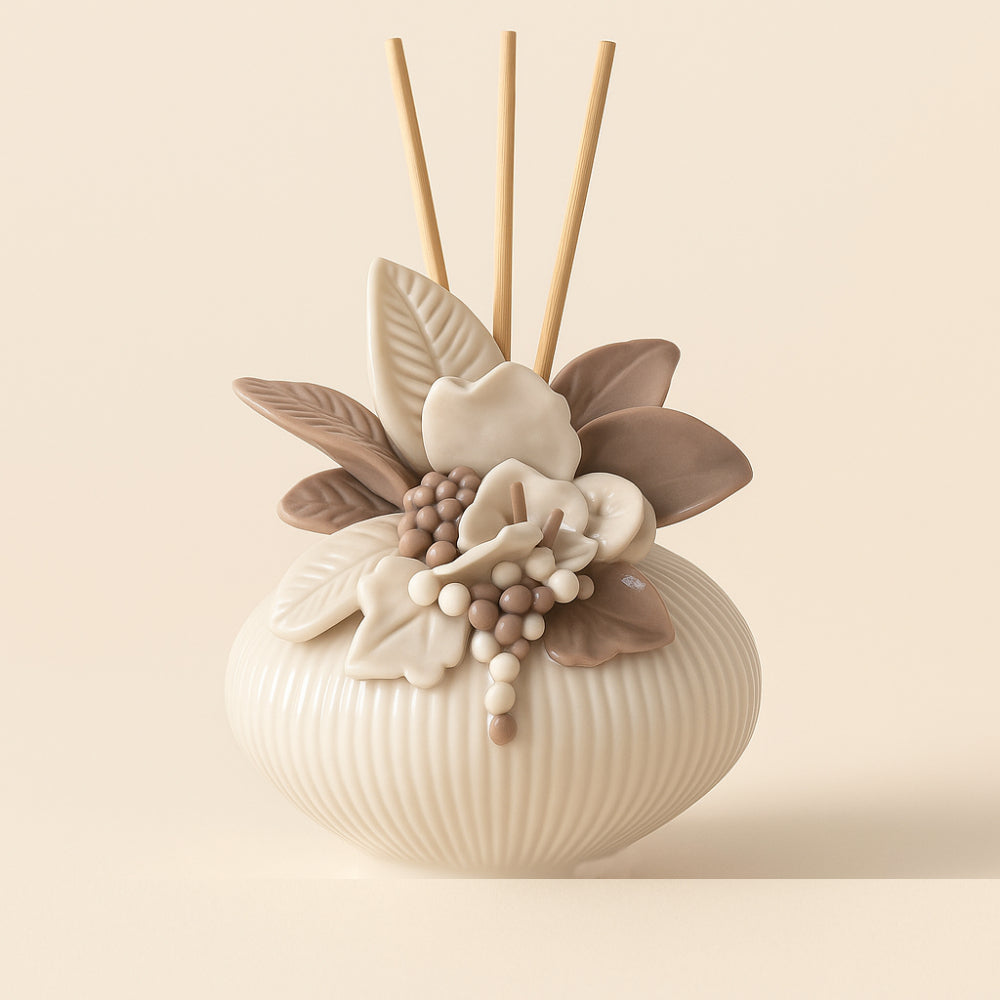 Diffusore Sharon bianco tortora con uva in porcellana Capodimonte 11x11 cm – profumatore elegante Made in Italy – Le Favole