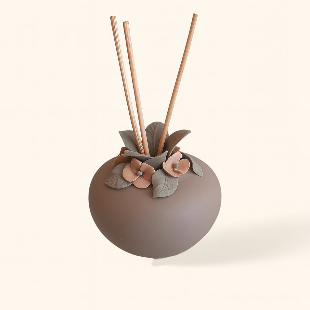 Diffusore Sharon rosa e tortora in ceramica Capodimonte H10x10 cm – profumatore decorativo Made in Italy – Le Favole