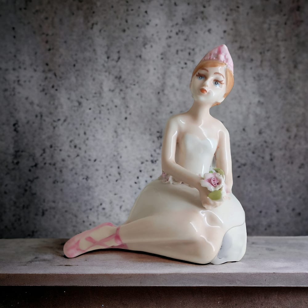 F.lli Majello Capodimonte Dama Damina con fiori in Porcellana Farfalla H.9x10 cm