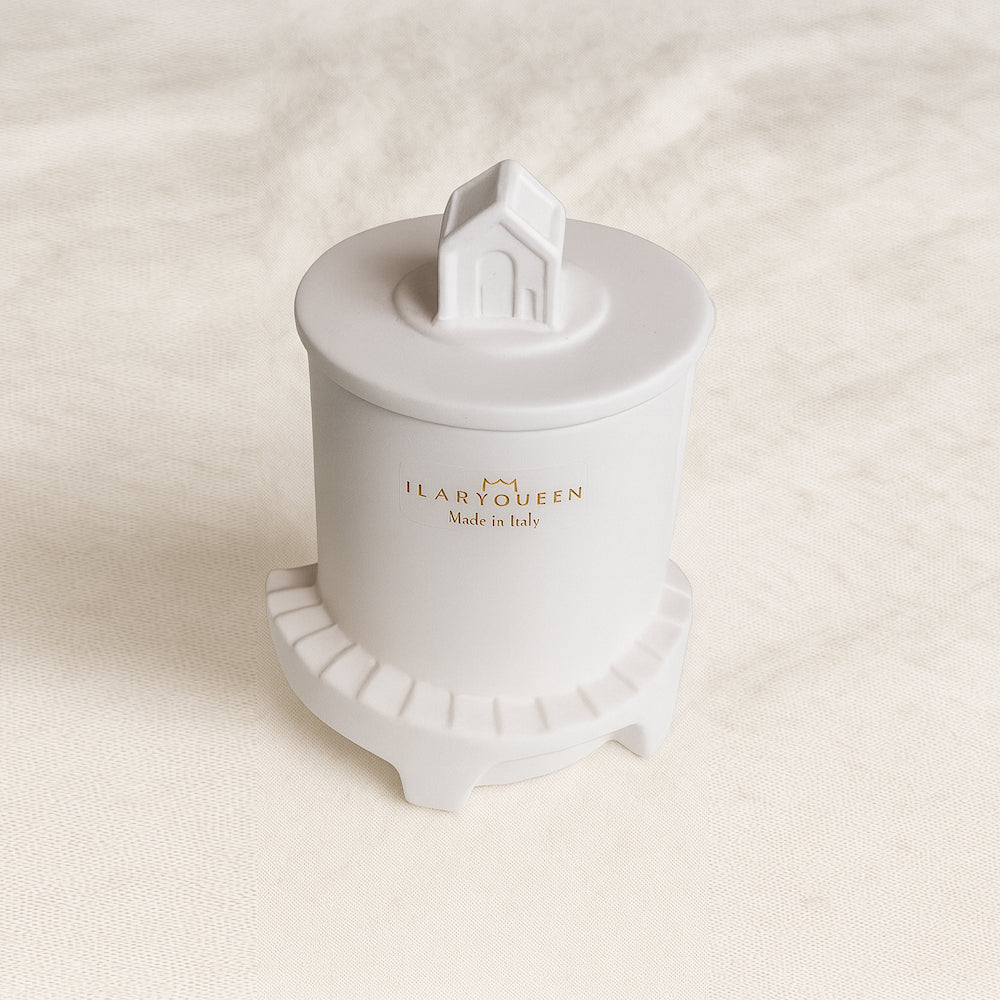 Ilary Queen – Faro Candela Colorata in Scatola Ø12 cm – Bianco