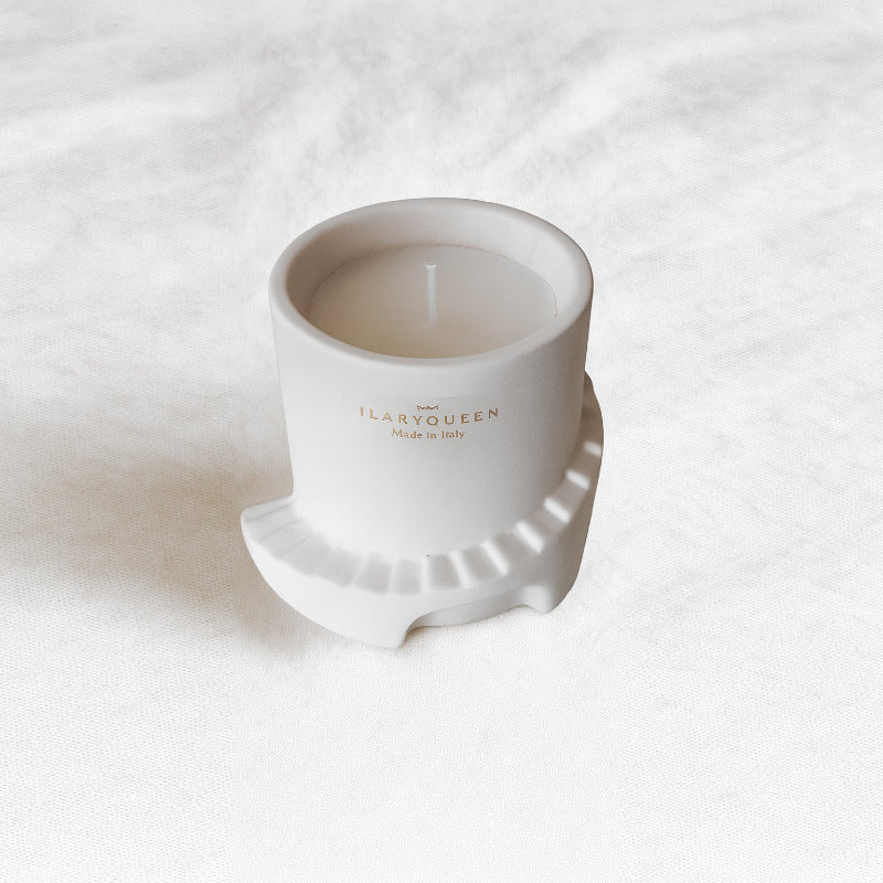 Ilary Queen – Faro Candela Colorata in Scatola Ø12 cm – Bianco