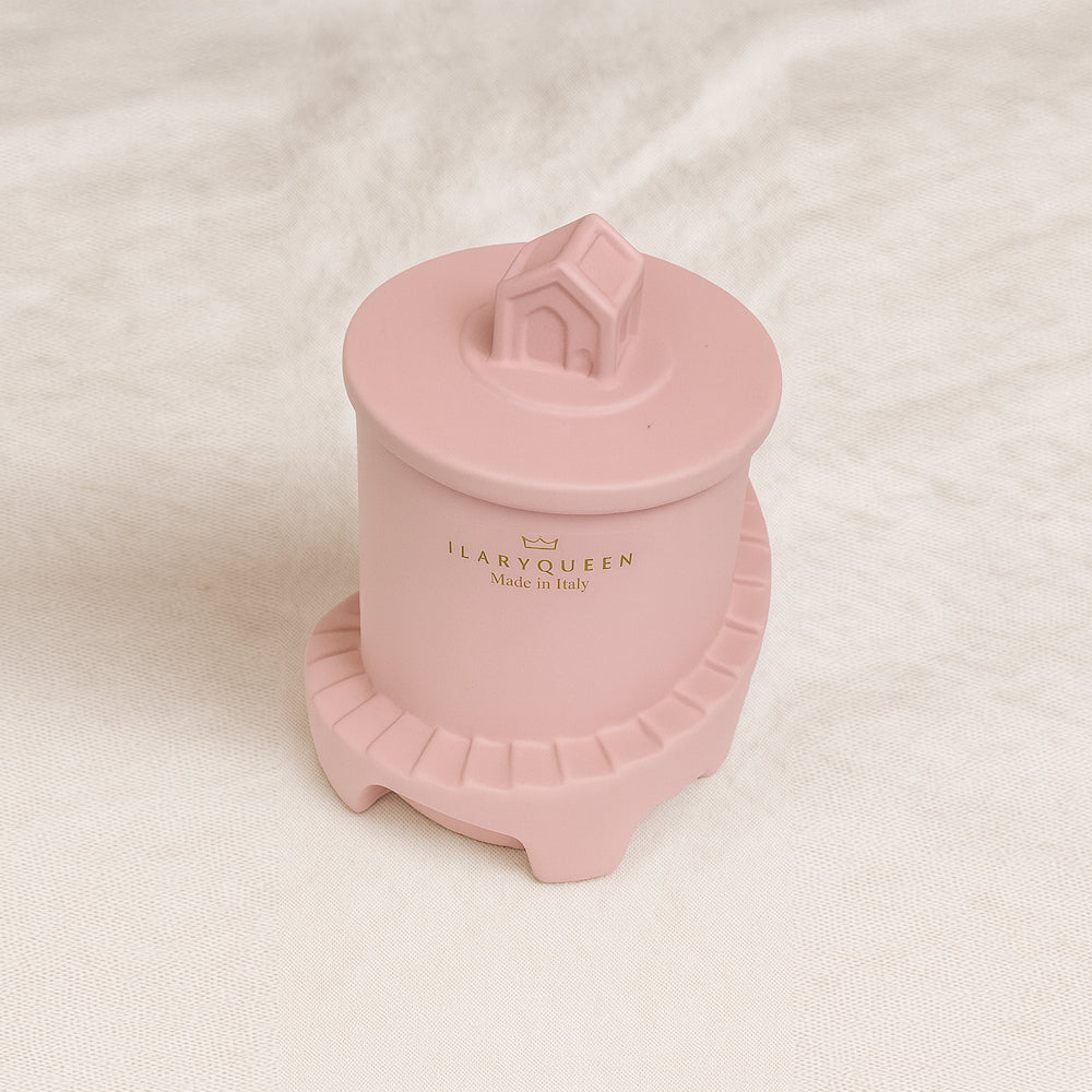 Ilary Queen – Faro Candela Colorata in Scatola Ø12 cm – Rosa Cipria