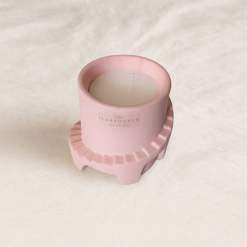 Ilary Queen – Faro Candela Colorata in Scatola Ø12 cm – Rosa Cipria