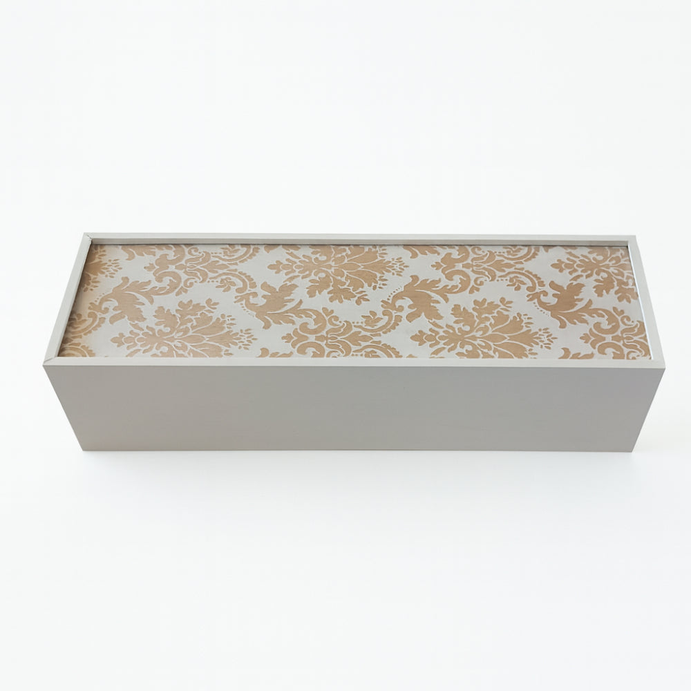 Scatola porta bottiglie Cuorematto in legno 35x11x10 cm con decoro broccato