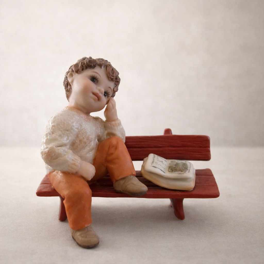 Sibania Tony su Panchina in Biscuit Artistica 7x7,5 cm