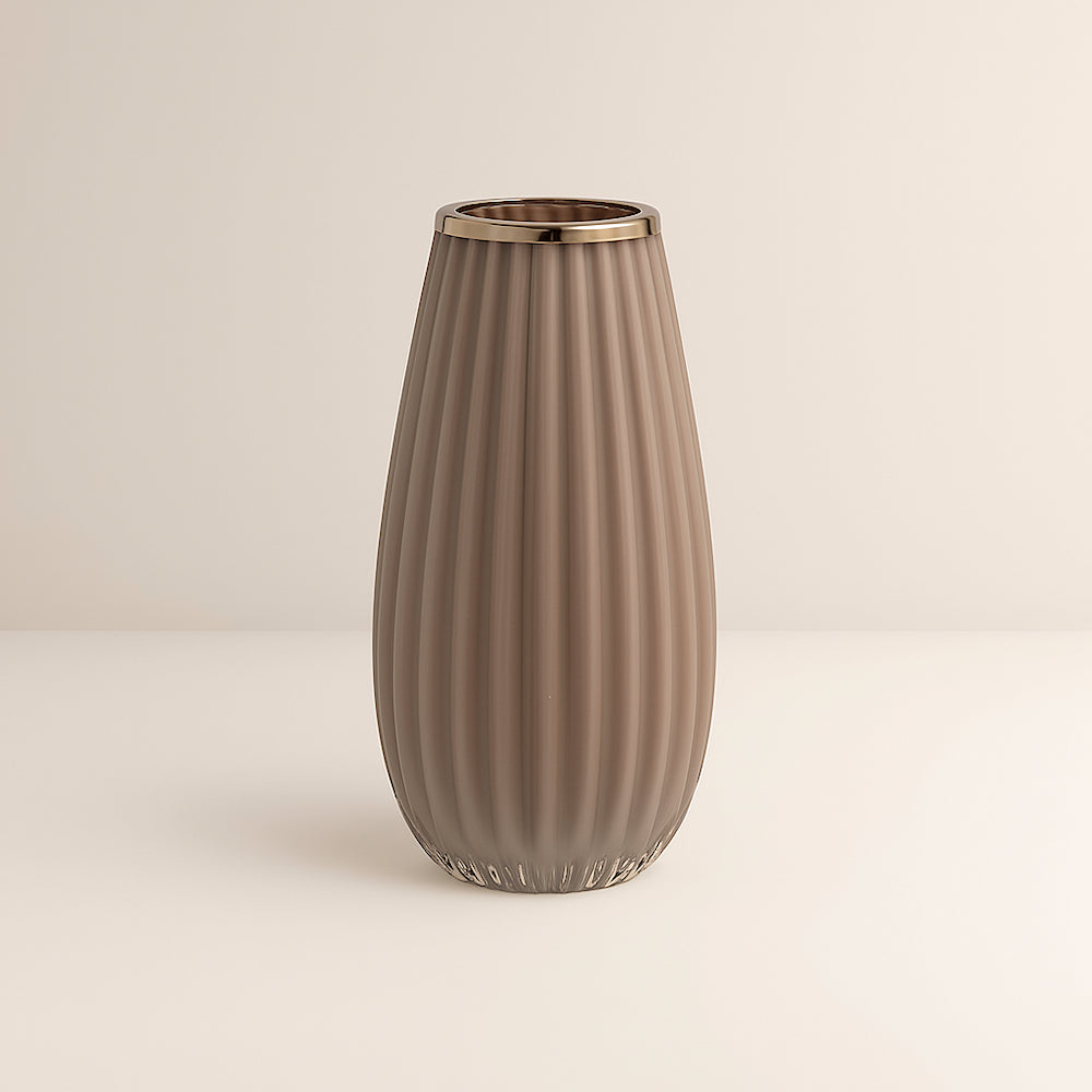 Vaso Basic Ilary Queen in vetro tortora con ghiera oro H 19,5 cm