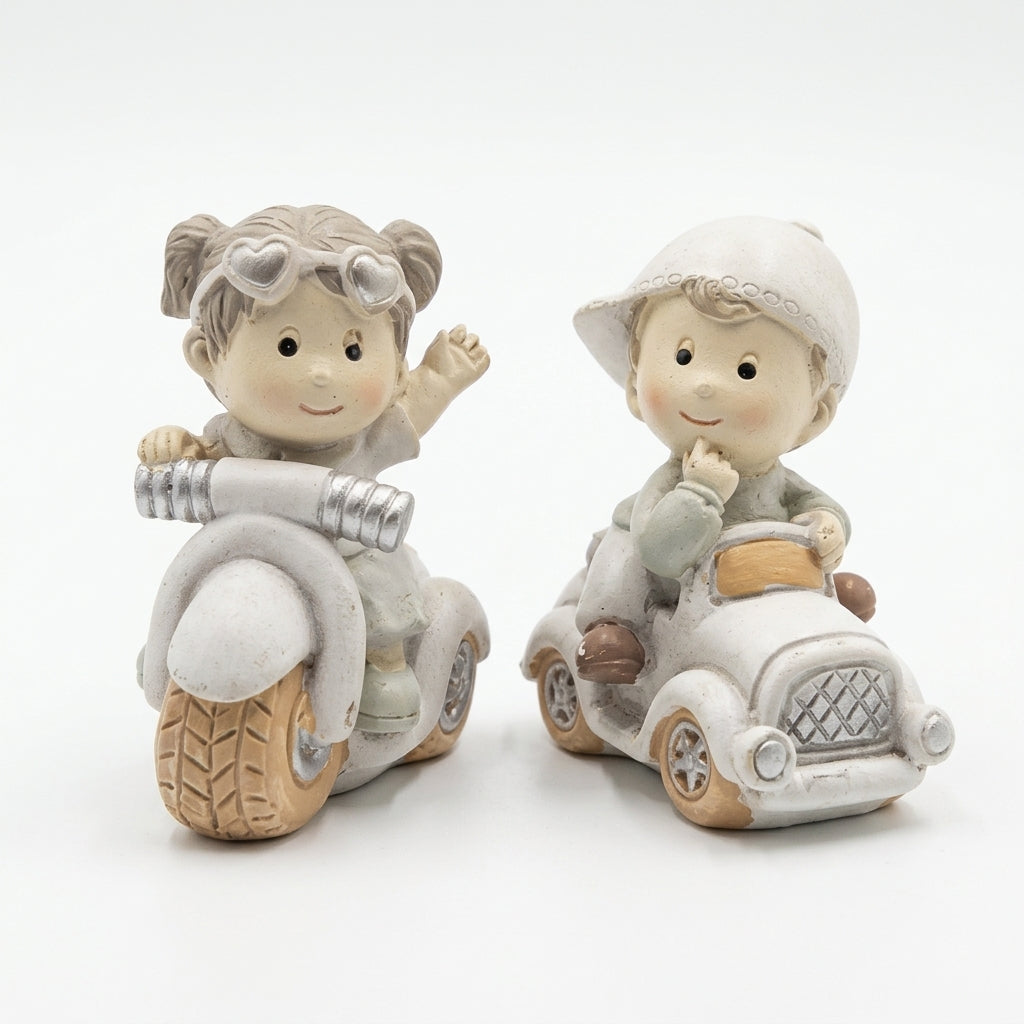 Yvonne Gontier coppia bimbi su moto e auto in resina 6x5 cm