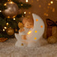 Angelo bimbo su luna Ilary Queen in porcellana con LED 11×13 cm

