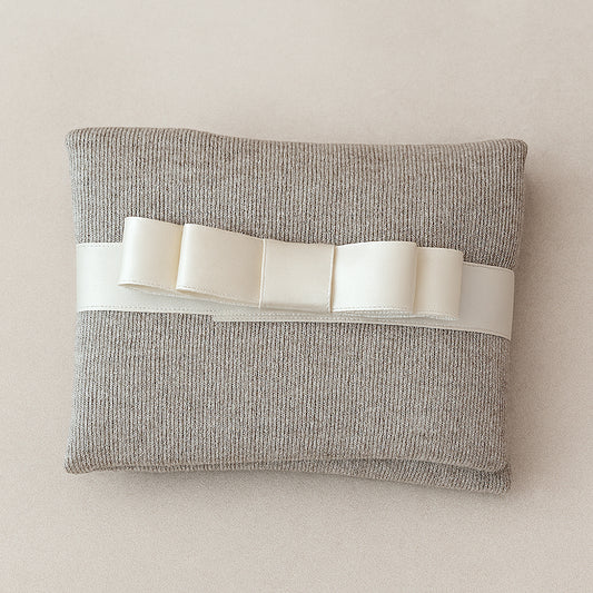 Bustina in cotone grigio con fascia e fiocco raso avorio