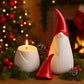 Candela Gnomo Babbomatto in biscuit con cappello rosso rimovibile 15×8 cm profumo di Natale