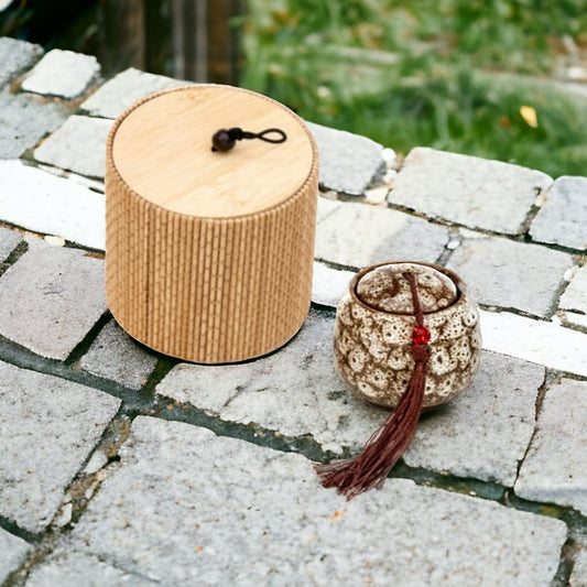 Candela profumata Cuorematto in porcellana marrone con box vimini H6xØ5,5 cm
