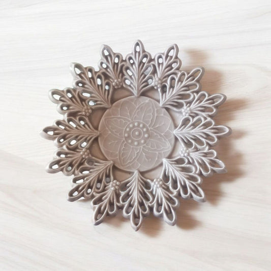 Centro in ceramica tortora intagliata Ø 15 cm H 3,5 decorativo artigianale