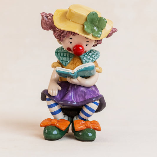 Clown con Libro Arthesiana in Ceramica Dipinta a Mano 18x11x13 cm
