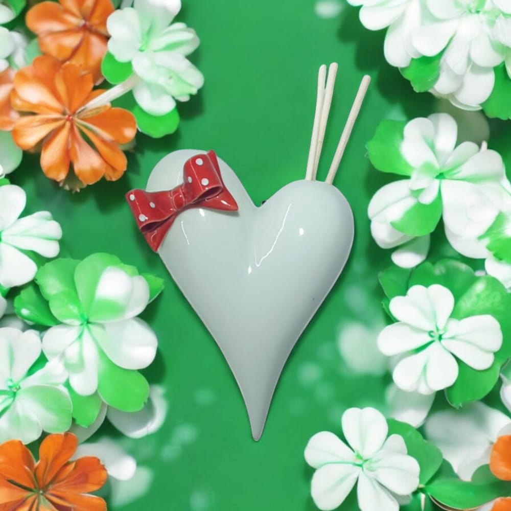 Cuorematto – Diffusore Cuore da Parete in Porcellana con Fiocco Colorato (15 x 11 cm)