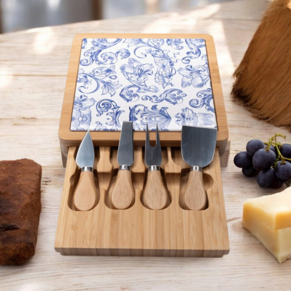 Cuorematto Tagliere in Legno 23x23 con 4 Coltelli Formaggio D9026