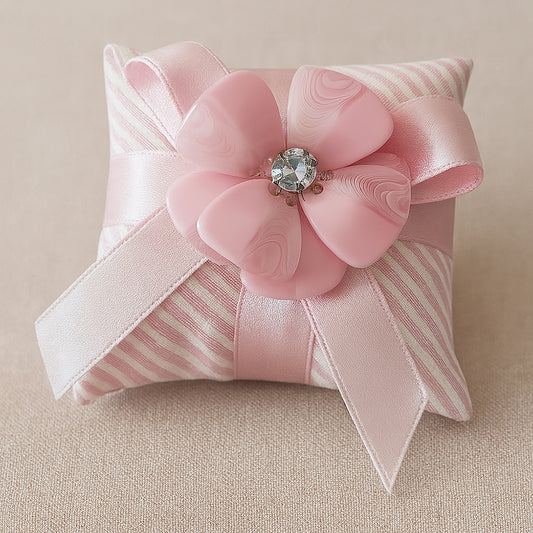 Cuscino portaconfetti rosa e bianco con fiocco e fiore