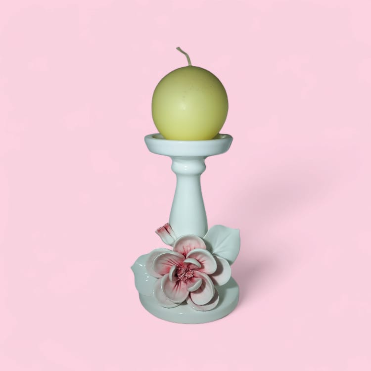 Dea – Candelabro Capodimonte H.20x12 cm Bianco con Camelia Colorata