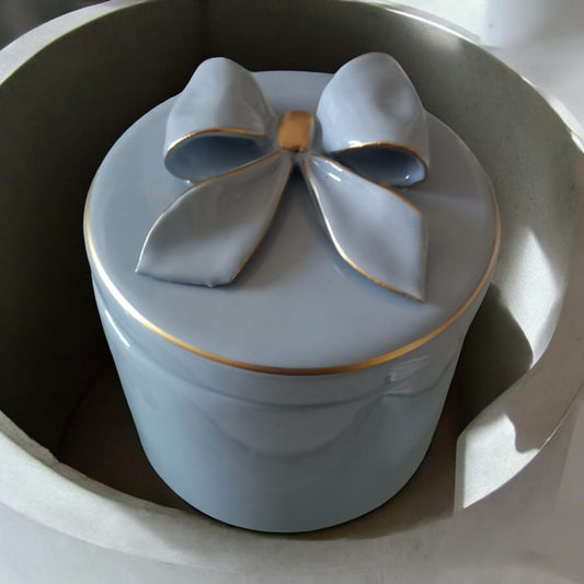 Dea – Scatola in Ceramica Capodimonte Ø11,5xH10,5 cm Celeste Polvere con Fiocco Oro
