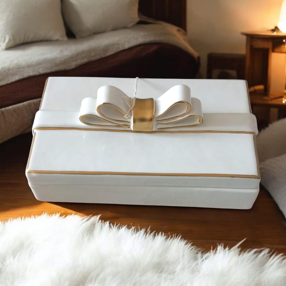 Dea – Scatola in Ceramica Capodimonte H.10x23x14 cm Bianca con Fiocco Chanel Oro
