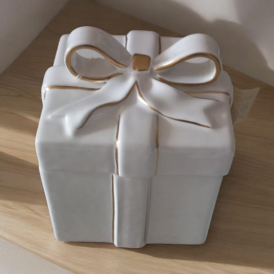 Dea – Scatola in Ceramica Capodimonte H.16x13 cm Bianca con Fiocco Oro