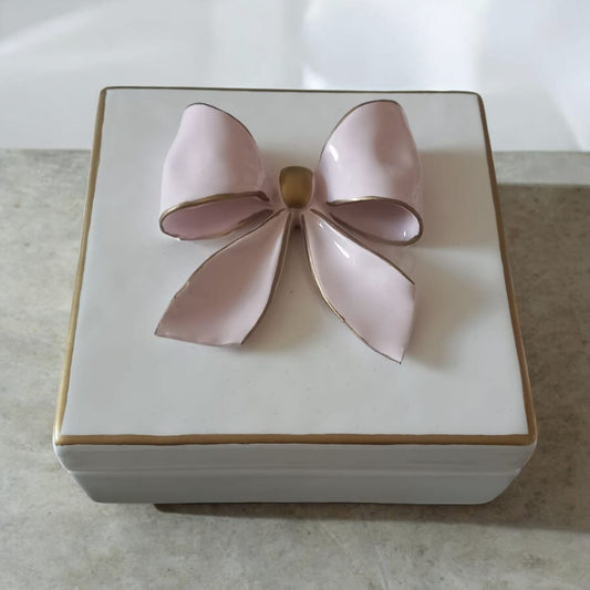 Dea – Scatola in Ceramica Capodimonte H.9x14,5 cm Bianca con Fiocco Cipria