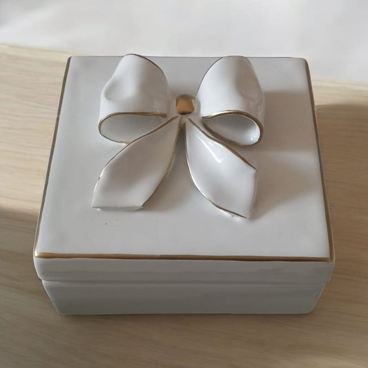 Dea – Scatola in Ceramica Capodimonte H.9x14,5 cm Bianca con Fiocco Oro