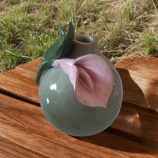 Dea – Vaso Capodimonte H.16x12 cm Verde Salvia con Calla Verde Cipria