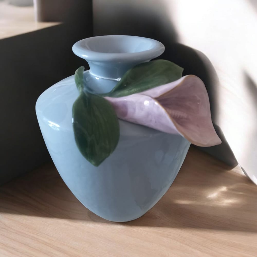 Dea – Vaso Capodimonte H.16x14 cm Polvere con Calla Verde Cipria