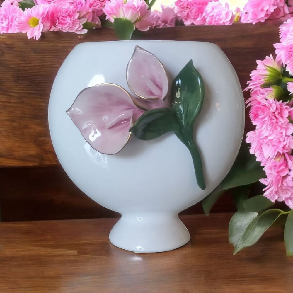 Dea – Vaso Capodimonte H.16x16 cm Bianco con Calla Verde e Cipria