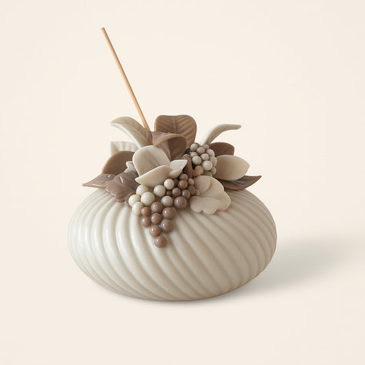 Diffusore Sharon bianco tortora con uva in porcellana Capodimonte 14x10 cm – profumatore elegante Made in Italy – Le Favole