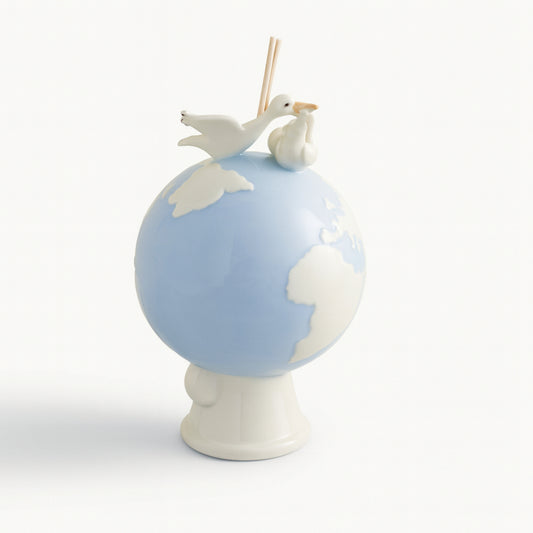 Diffusore cicogna su mappamondo Ser in porcellana celeste H 21 cm