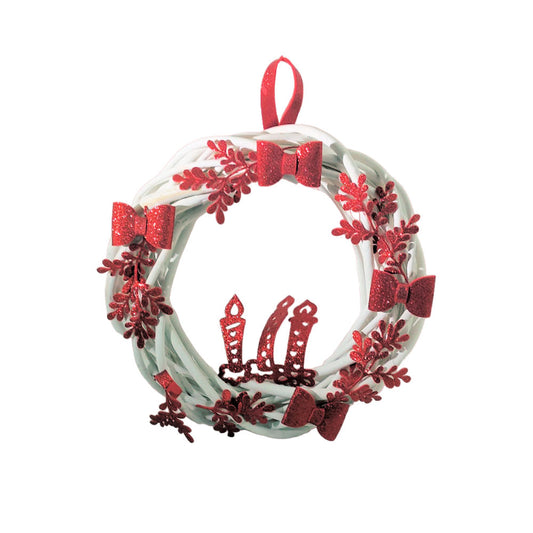 Il fuoriporta Fuori Porta Rotondo di Natale In Vimini e fiocco Candele Foam Misure H.23 cm  decorazione ideale per dare il benvenuto alle festività natalizie. 