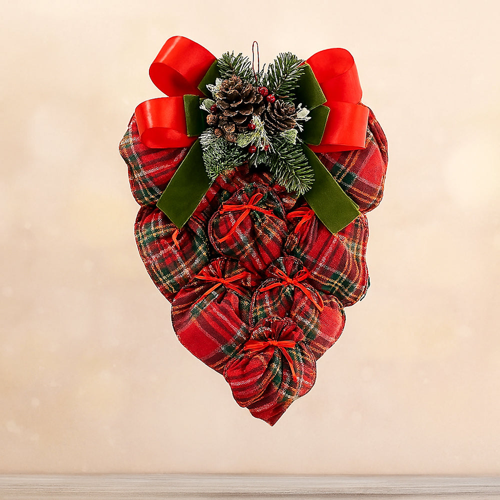 Fuoriporta natalizio con pigna siciliana in ceramica e fiocco tartan scozzese – 43x28 cm

