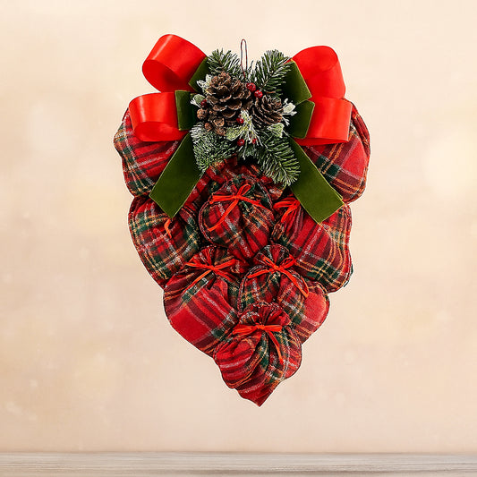 Fuoriporta natalizio con pigna siciliana in ceramica e fiocco tartan scozzese – 43x28 cm

