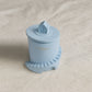 Ilary Queen – Faro Candela Colorata in Scatola Ø12 cm – Azzurro Polvere