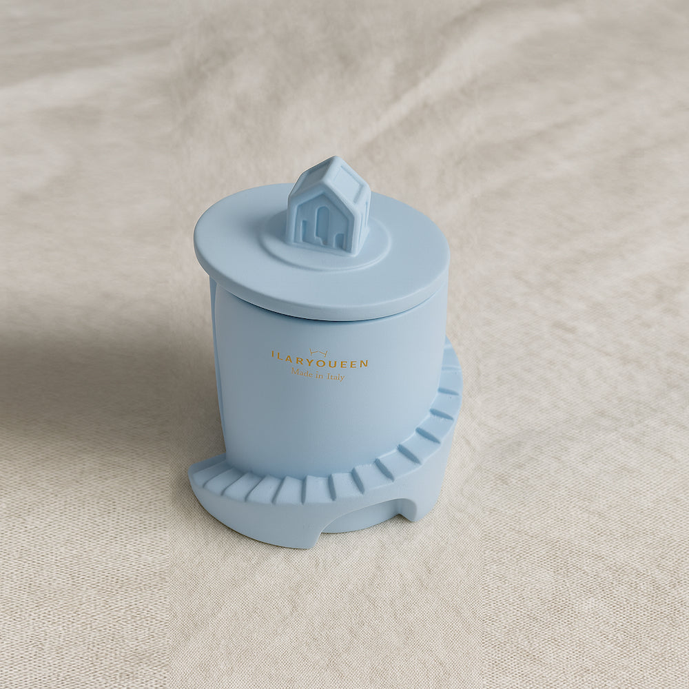 Ilary Queen – Faro Candela Colorata in Scatola Ø12 cm – Azzurro Polvere