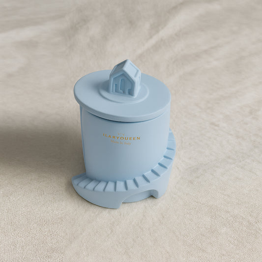 Ilary Queen – Faro Candela Colorata in Scatola Ø12 cm – Azzurro Polvere