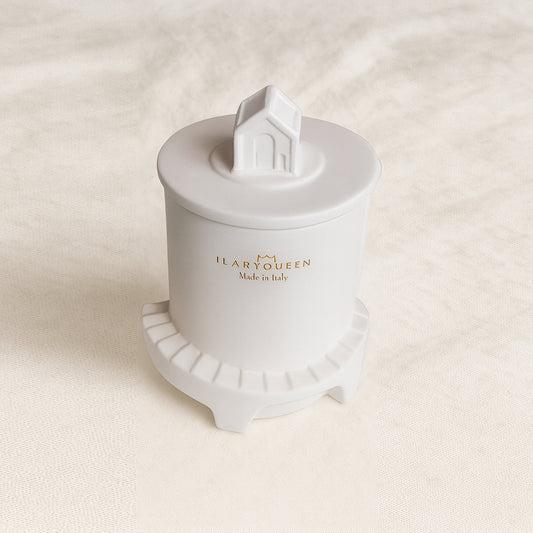 Ilary Queen – Faro Candela Colorata in Scatola Ø12 cm – Bianco