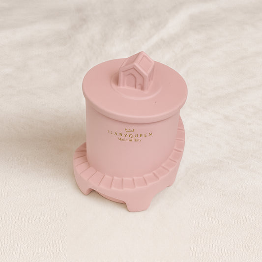 Ilary Queen – Faro Candela Colorata in Scatola Ø12 cm – Rosa Cipria